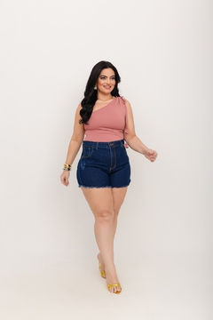 Imagem do Short Plus Size Cintura alta, ajuste regular com Botão e zíper frontal Alta resistência e conforto