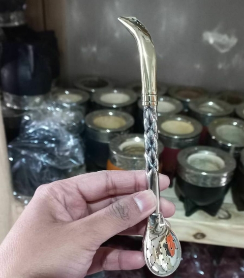 Bombillón con Caño Labrado – Pico de Loro en Alpaca y Bronce