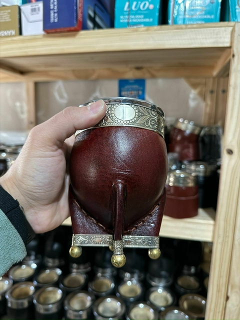 Mate Imperial Alpaca Cincelada y Pelotitas de Bronce – Cuero Marrón Liso