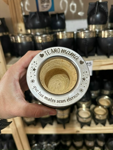 Mate Imperial Grabado – “Te amo, mamá” | Cuero Negro | Guarda de Alpaca
