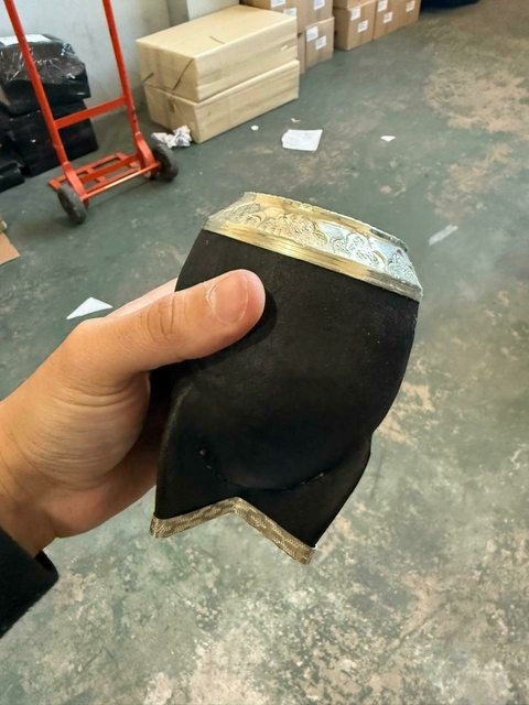 Mate torpedo cuero negro/marron - Virola cincelada - Base de alpaca