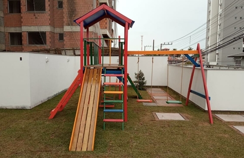Torre Infantil Com Balanços E Ponte Fixa