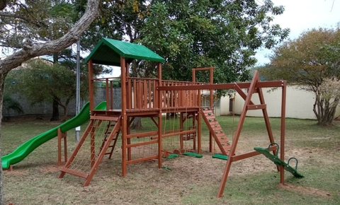 Torre Infantil com Balanços, Gangorra, Ponte Fixa e Escorregador Curvo