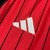 Detalhe do emblema da camisa CR Flamengo, com listras vermelhas e pretas.