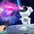 Astronauta proyector de galaxias en internet