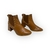 Bota Feminina Cano Curto em Couro Caramelo com Tachas – Salto Bloco 6cm – Modelo CT