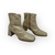 Bota feminina cano curto bege em couro com textura croco e salto bloco de 6 cm