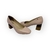 Scarpin feminino da marca Dumond em couro na cor nude rosé com salto bloco de 6cm.