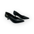 Scarpin feminino preto em couro com salto fino de 5 cm, estilo clássico e elegante.