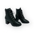 Bota feminina coturno em couro texturizado preto com salto bloco de 7cm.