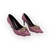 Scarpin feminino rosa da marca Dumond, em couro, com detalhe de laço e pedraria no cabedal, salto fino de 7cm.