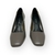 Scarpin feminino da marca Dumond em couro cinza, com salto bloco de 6 cm e bico quadrado.