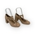 Scarpin feminino nude em couro verniz com salto bloco de 7,5 cm, tira frontal com botões e laço decorativo na ponta, tamanho 35