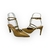 Scarpin feminino tamanho 35 em couro caramelo com salto fino de 9,5 cm, bico pontudo e detalhes de tachas douradas na tira T-bar