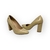 Scarpin Santa Lolla de couro nude com salto fino de 9cm, apresentando design elegante e atemporal.