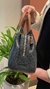 Bolsa Luisa – Bolsa Média Estruturada com Toque Maleável e Elegante na internet
