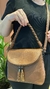 Bolsa Thalita – Bolsa Baguete Média com Toque Contemporâneo na internet