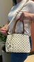 Bolsa Clara – Design atemporal, estampa monograma e duas formas de uso na internet