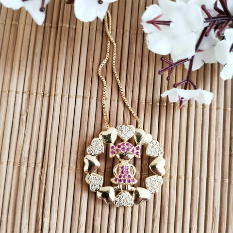 Colar com pingente mandala de filhos e corações nas bordas - comprar online