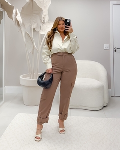 Calça com Bolsos Laterais