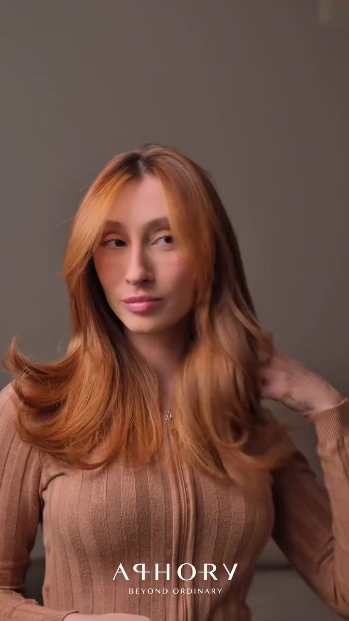 Mulher real em um momento de preparação para sair