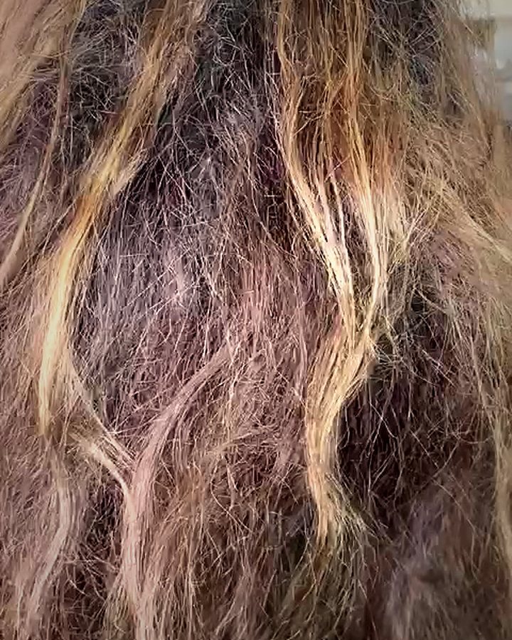 Fios com mechas ásperos e sem brilho