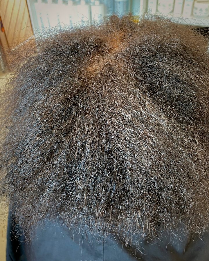 Cabelo seco e armado visto de cima