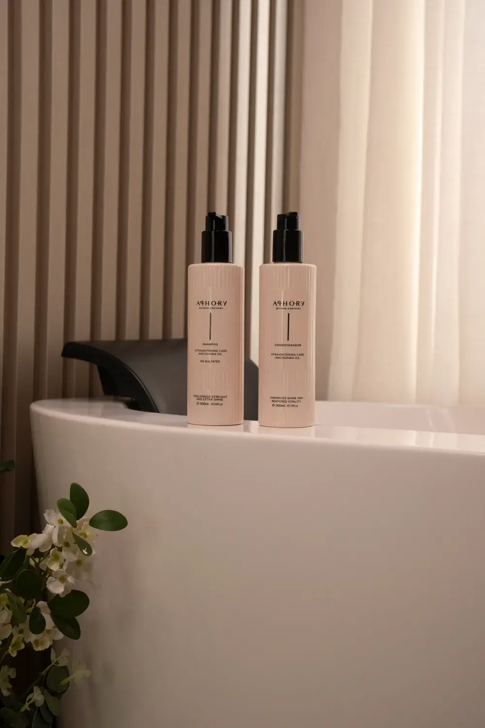 Shampoo e Condicionador Straightening Care reais, fotografados na banheira
