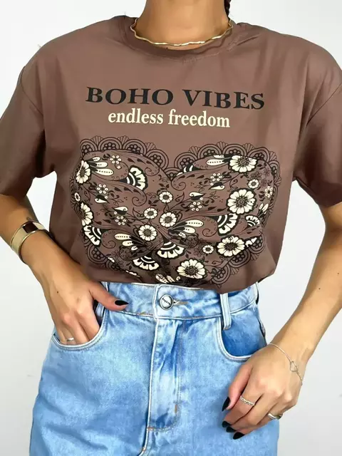 T-Shirt Feminina Estampada Boho Vibes Coração Ref. 808 Tamanho:Único;Cor:Off white