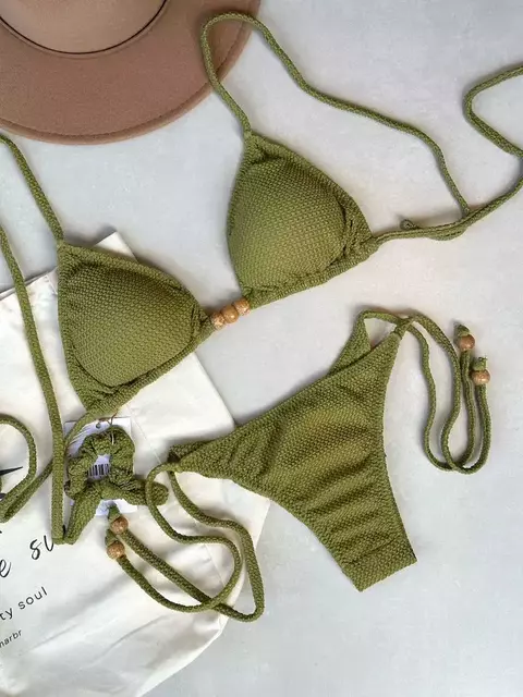 TOP CORTININHA PISTACHE E DETALHES EM MADEIRA + CALCINHA LACINHO