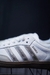 Tênis Adidas Samba – Branco com Listras Prateadas Metálicas - loja online