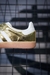Tênis Adidas Samba – Dourado Metálico com Listras Brancas e Solado Gum