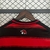 Parte superior traseira da camisa oficial do Flamengo 2025/26 com listras vermelhas e pretas e logo do clube