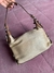 Bolsa feminina Fossil feita com couro marrom e palha natural, com alça de couro ajustável