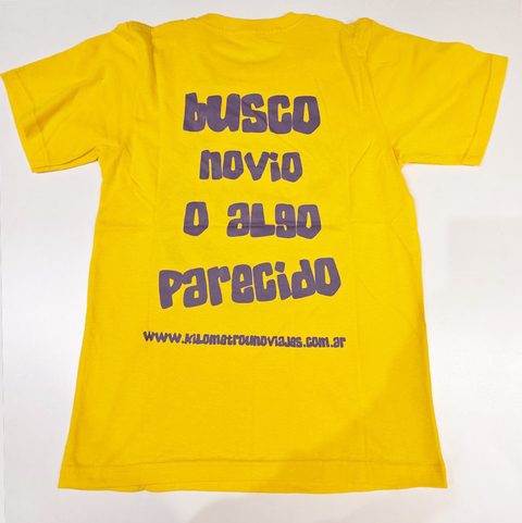 Remera “Busco novio o algo parecido” - Amarilla - comprar online