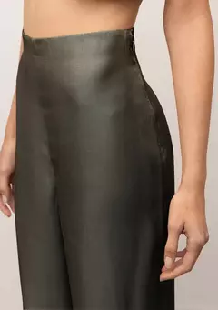 Calça Cenoura Seda Prata IO - comprar online
