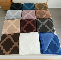 Frazada bordada con corderito al tono y triple costura 2 ½: - comprar online