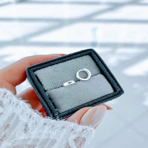 Brinco de argola com cruz