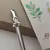 Bombilla para mate con inicial C en bronce y flor artesanal. Pieza personalizada pensada para regalar con intención.