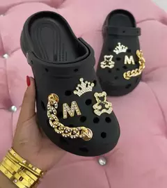 CROCS PRETA COM PINGENTES