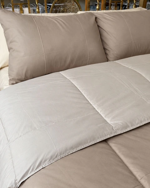 ACOLCHADO KING SIMIL PLUMON REVERSIBLE VISON CLARO / VISON OSCURO CON FUNDAS DE ALMOHADON