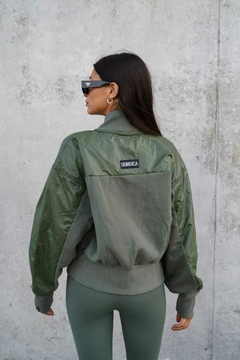 Imagen de campera bomber verde