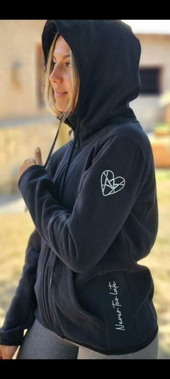 campera frisada - negra en internet