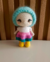 Cada detalle de esta muñeca amigurumi ha sido creado con amor y dedicación. Su suave cabello de vellón de lana, su vestido tejido con delicadeza y sus ojos bordados a mano la convierten en una pieza única e irrepetible. 