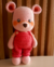 Una dulzura tejida que abraza con solo mirarla. Esta osa, con su look rosado y tierno, transmite amor, suavidad y el encanto de lo hecho con corazón. Ideal para acompañar sueños y sonrisas.

