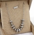 Collar plateado con cuentas irregulares