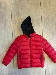PARKA GUESS NIÑO - ROJA PREMIUM CON GORRO - JF Store USA
