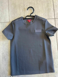 POLERA GUESS NIÑO - GRIS TELA LOGO ENGOMADO - JF Store USA