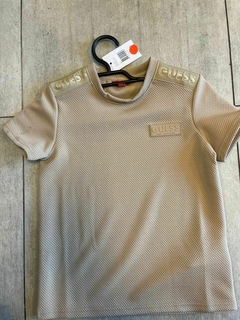 POLERA GUESS NIÑO - CAFE TELA LOGO ENGOMADO - JF Store USA