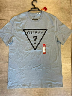 POLERA GUESS HOMBRE - CELESTE LOGO CLASIC - comprar en línea
